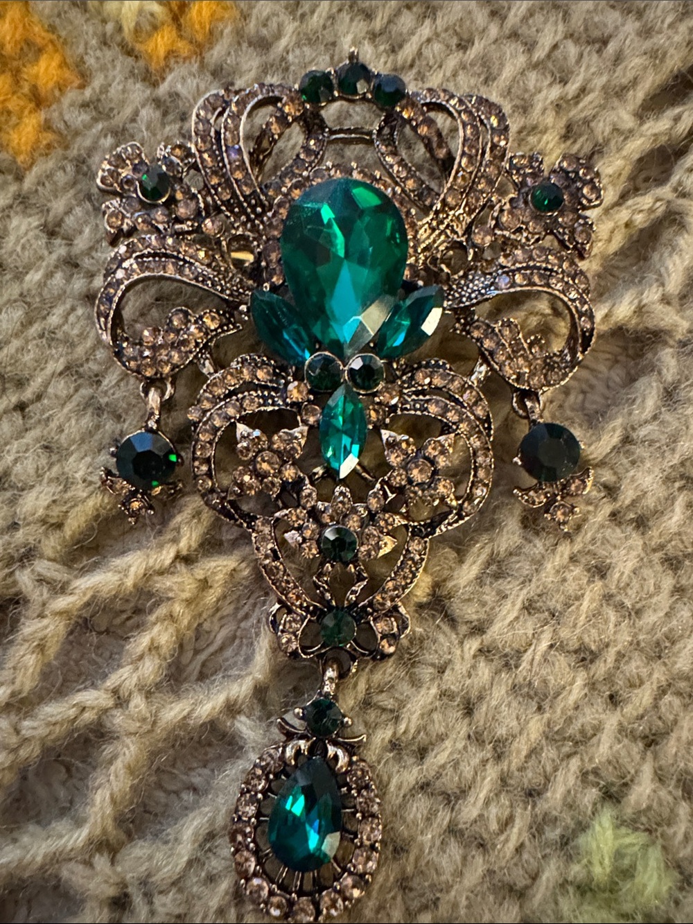 NWOT Vintage-Inspired Emerald Green Filigree Drop Brooch in Antique Gold